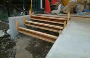 階段型枠様子