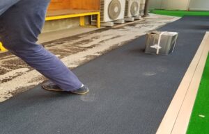 人工芝施工中様子