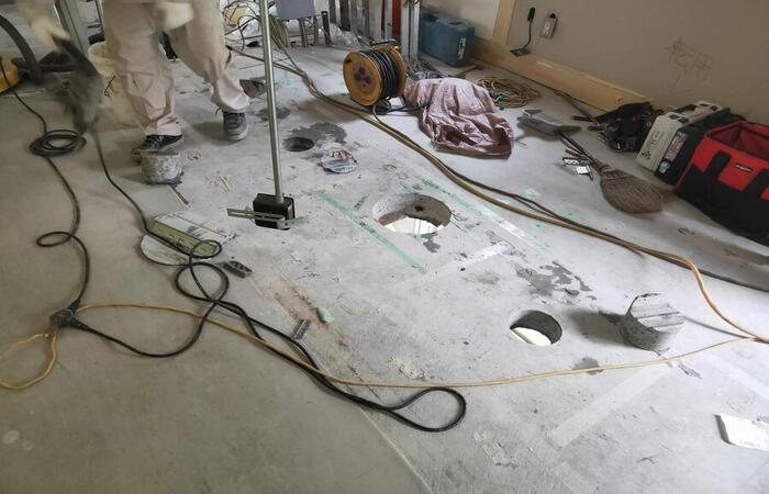 内装工事でのコア抜き・穴あけ作業風景