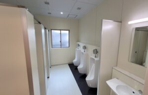 事務所新築にともなう清潔感のあるオフィストイレ・手洗い場の内装工事仕上がり